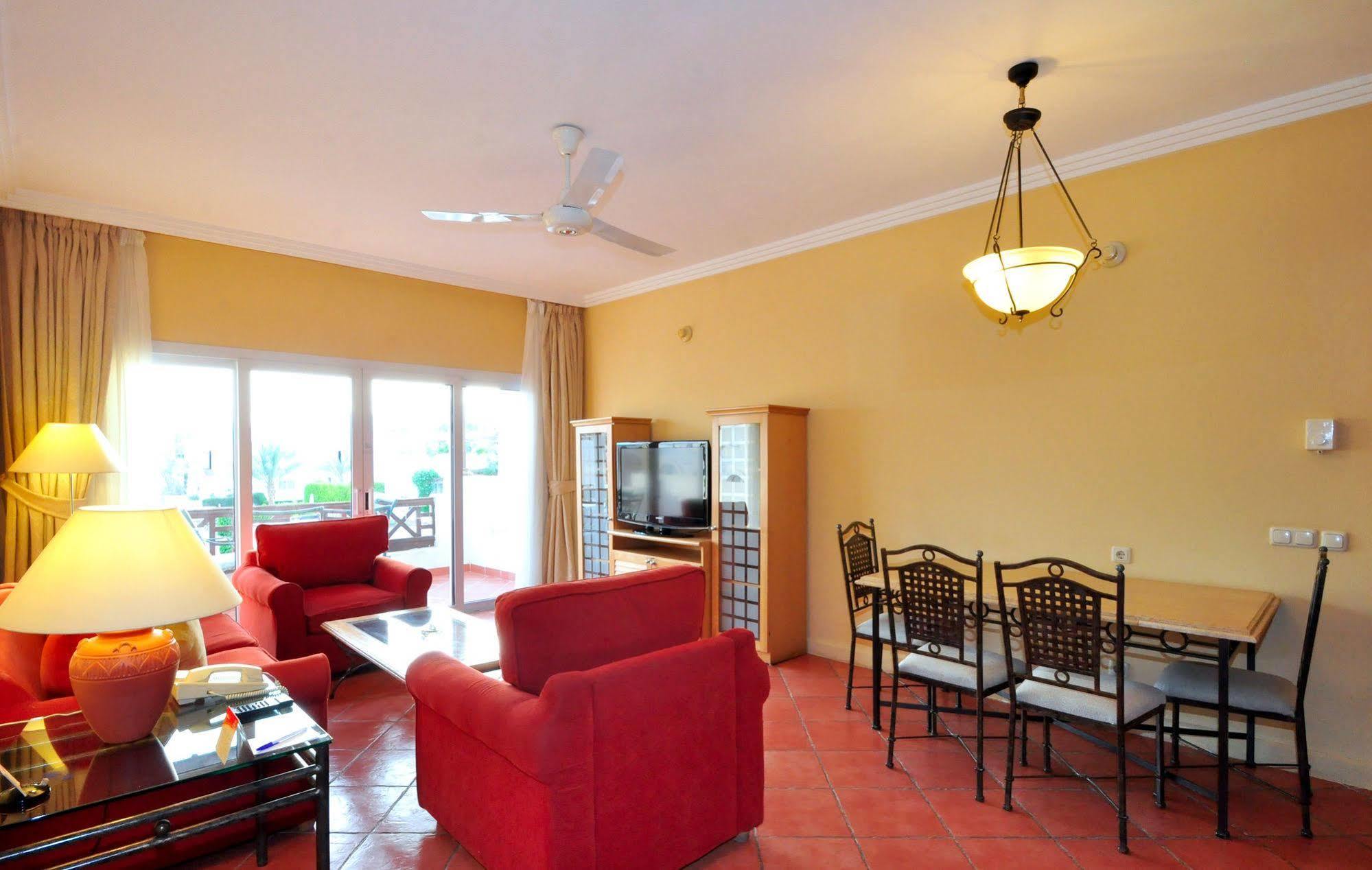 منتجع هيلتون شرم دريمز شرم الشيخ المظهر الخارجي الصورة A living room in a typical apartment